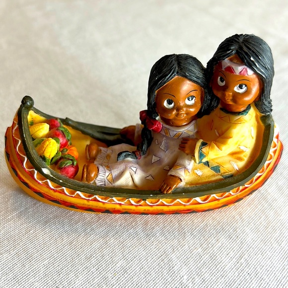 ⭐️ Native American Indians Mother & Child in Canoe vintage statue knickknack - Picture 1 of 11